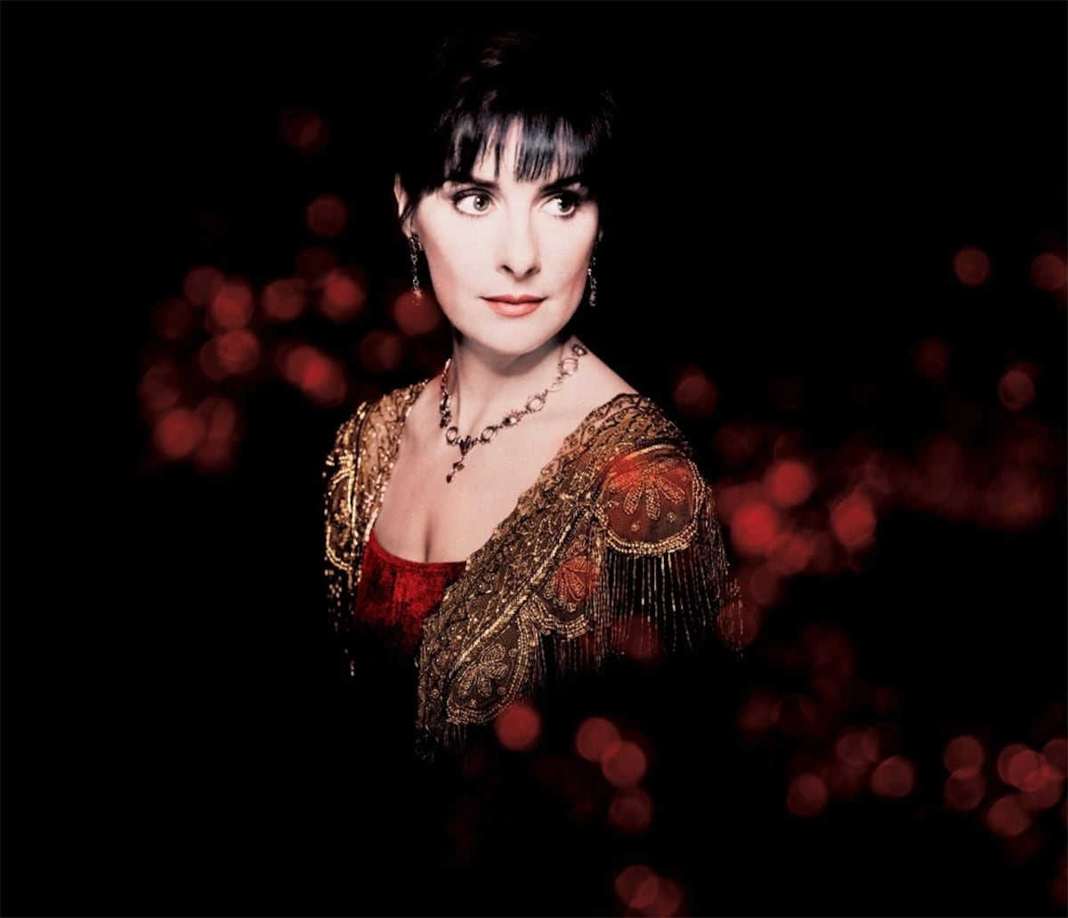 La historia oculta de Enya: de su castillo a las estrellas, un legado musical eterno