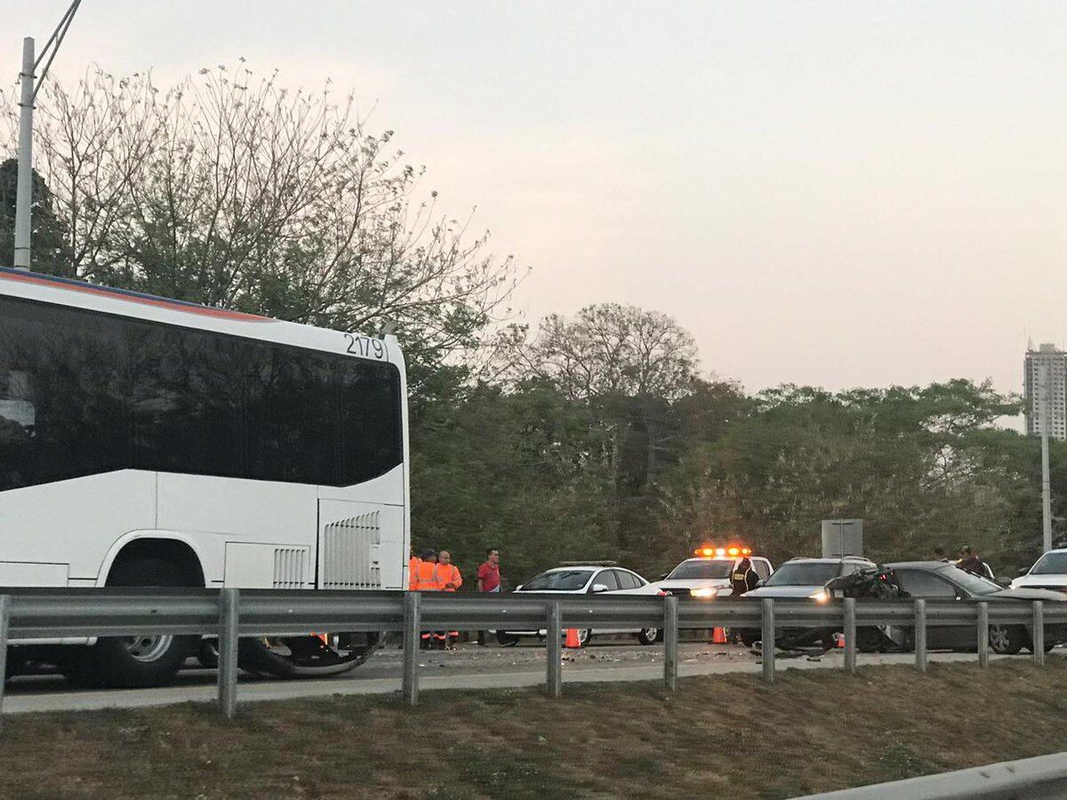 Colisión múltiple en el Corredor Sur deja auto destrozado y un gran tranque