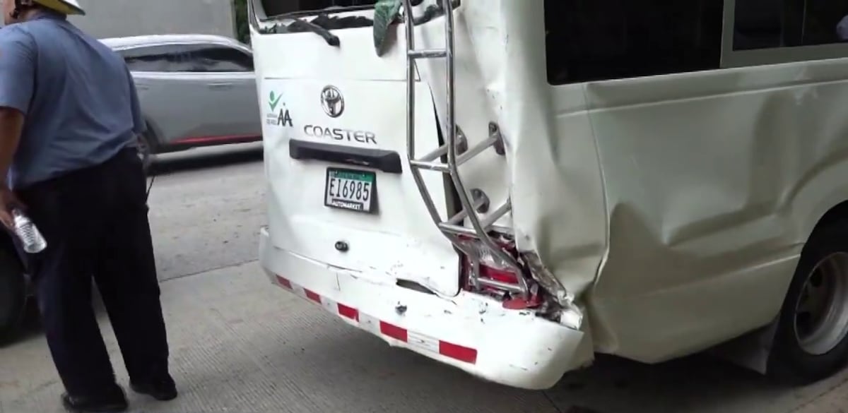 ‘Hormiguitas’ de la AAUD resultan heridas tras choque de camión contra bus en la bajada del Rod Carew