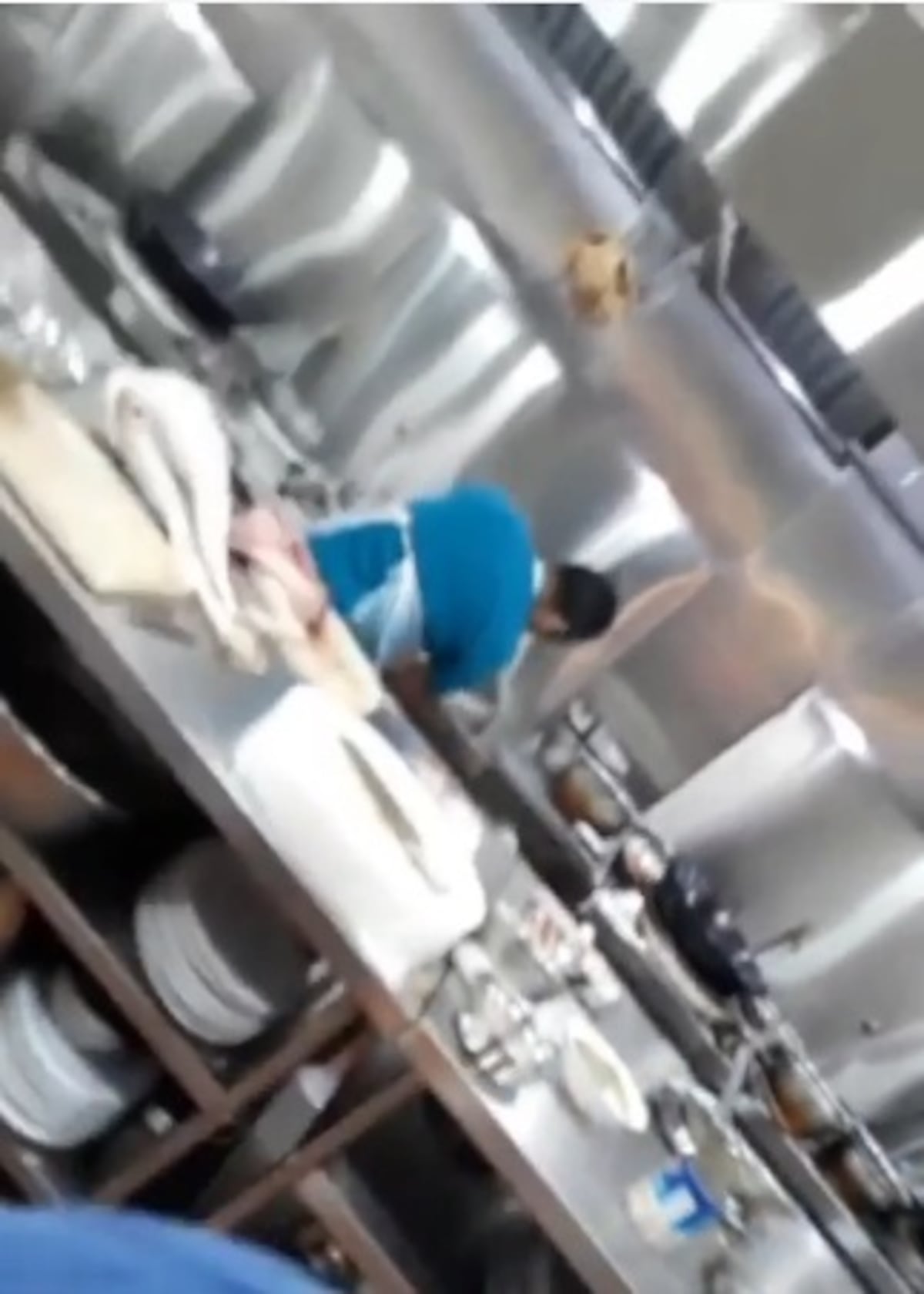 Horror. Circula video de un restaurante donde preparan lo que supuestamente es un perro. Se investiga