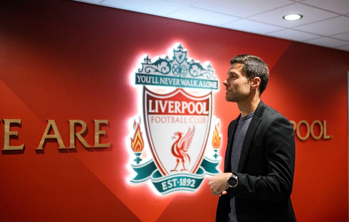 ¿Xabi Alonso al Liverpool? Slot responde con carcajada y sarcasmo, deja a todos en shock