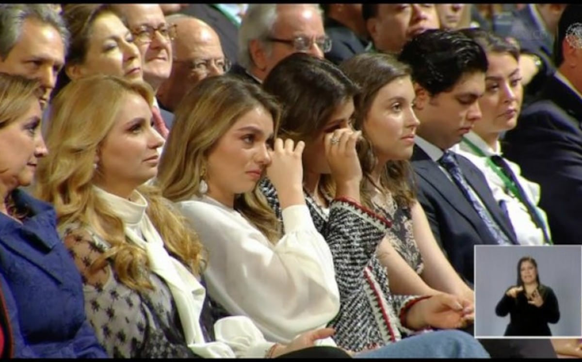 Hijas de Enrique Peña y Angélica Rivera lloran en su último informe de Gobierno 