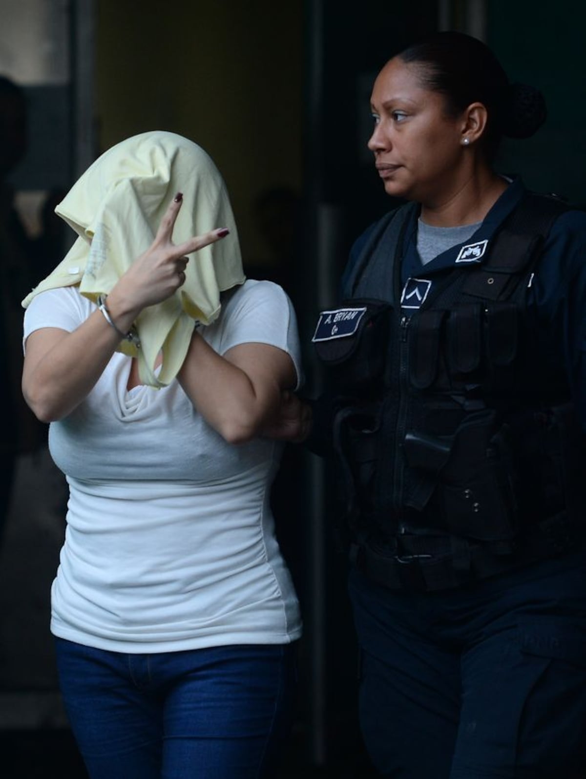 Dejan detenida a abogada vinculada a doble homicidio en Alcalde Díaz