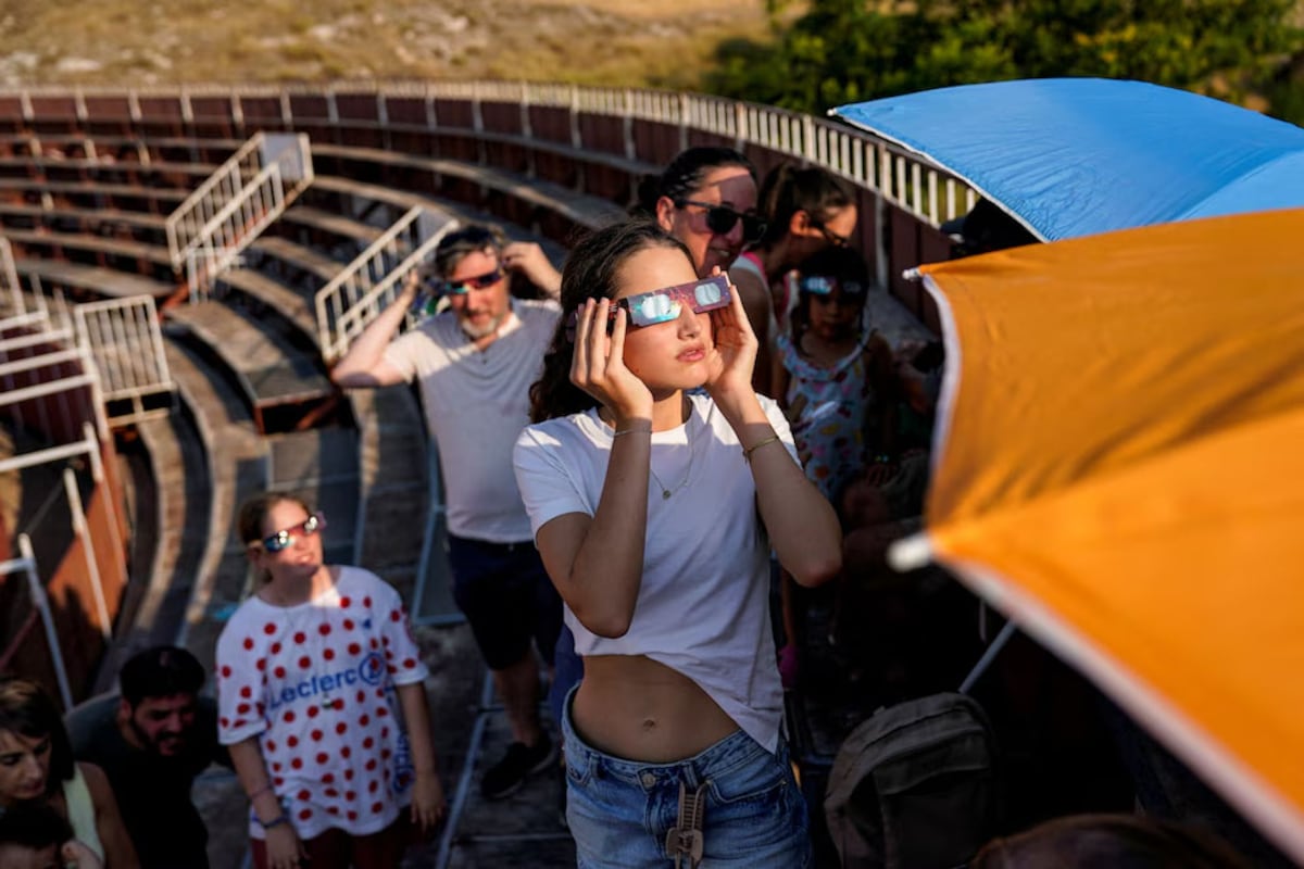 España vive su primer eclipse total de Sol en 114 años