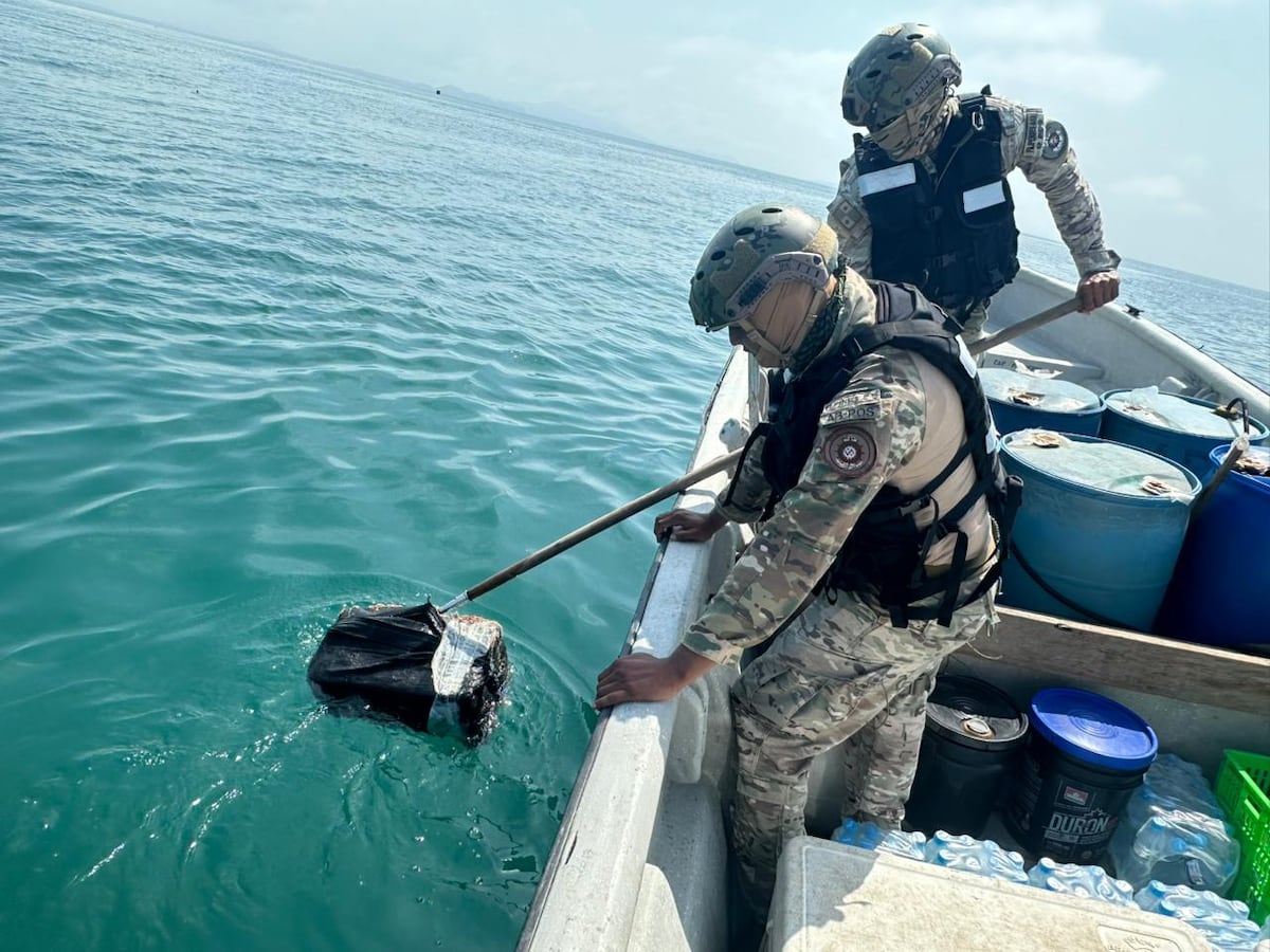 Hallazgo en alta mar: 20 paquetes de presunta droga flotaban en aguas de Chimán
