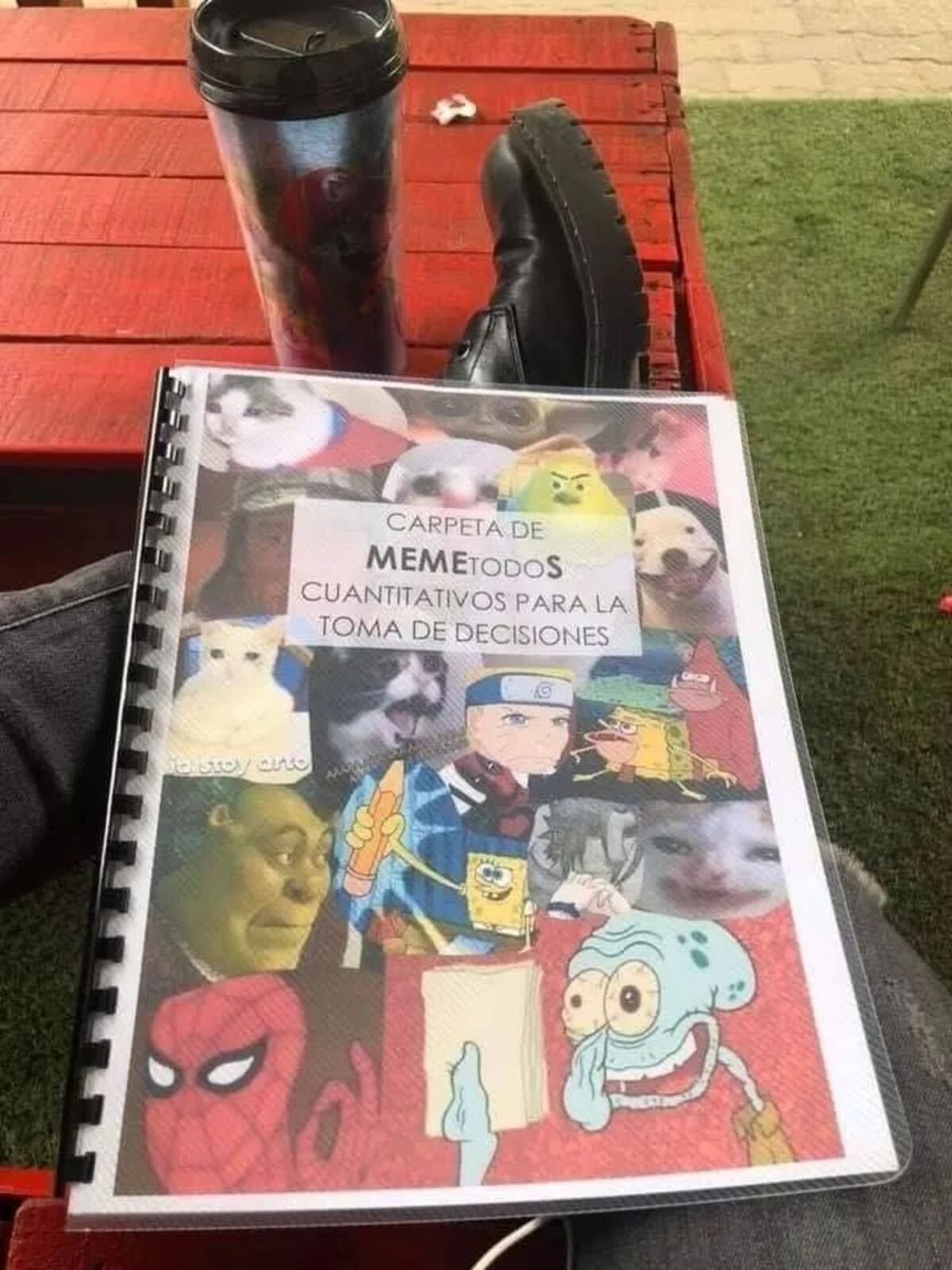 Estudiante aprueba materia al entregar un libro lleno de memes
