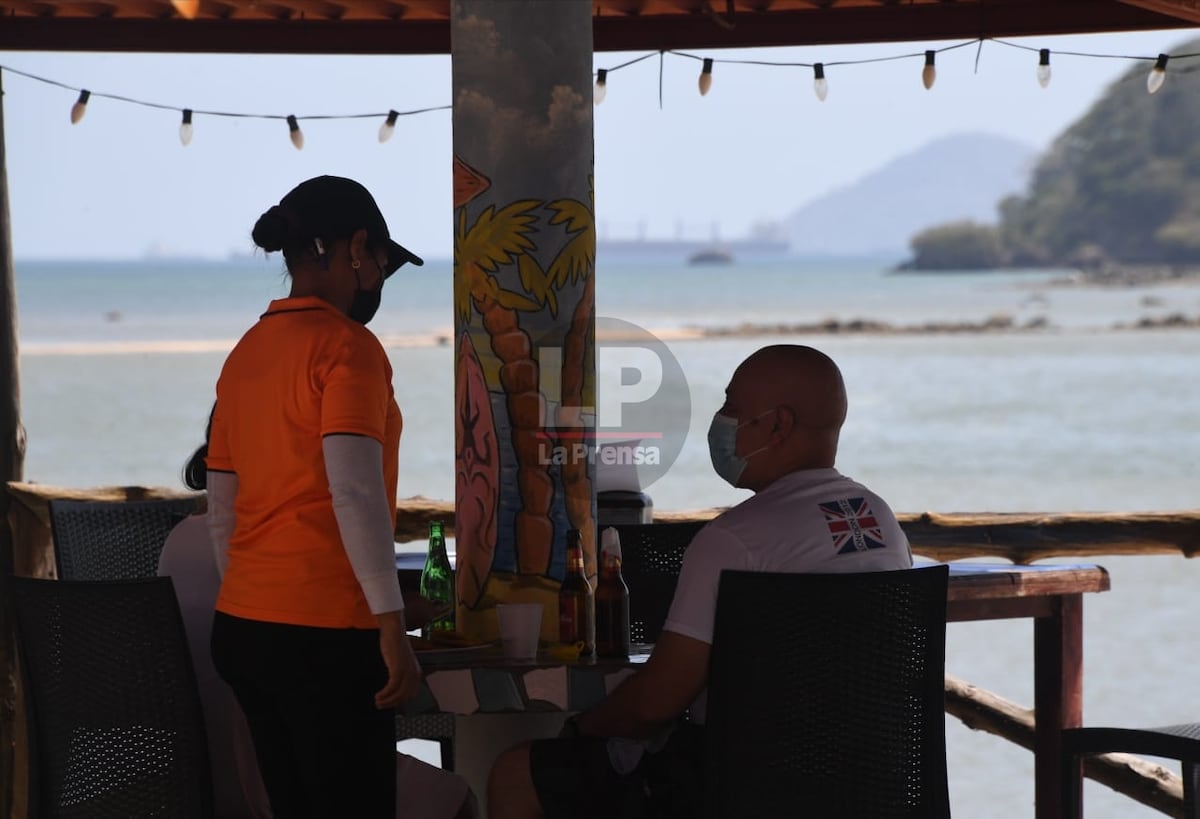 Manipuladores de alimentos tendrán que seguir usando mascarilla