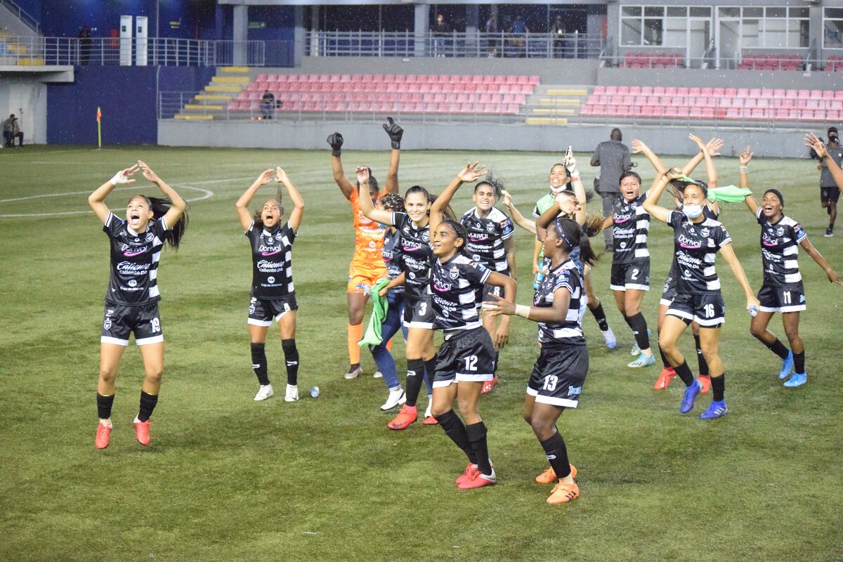 Qué partidazo. Tauro y Plaza lo dejan todo en la final del fútbol femenino. Hay nuevas campeonas +Fotos