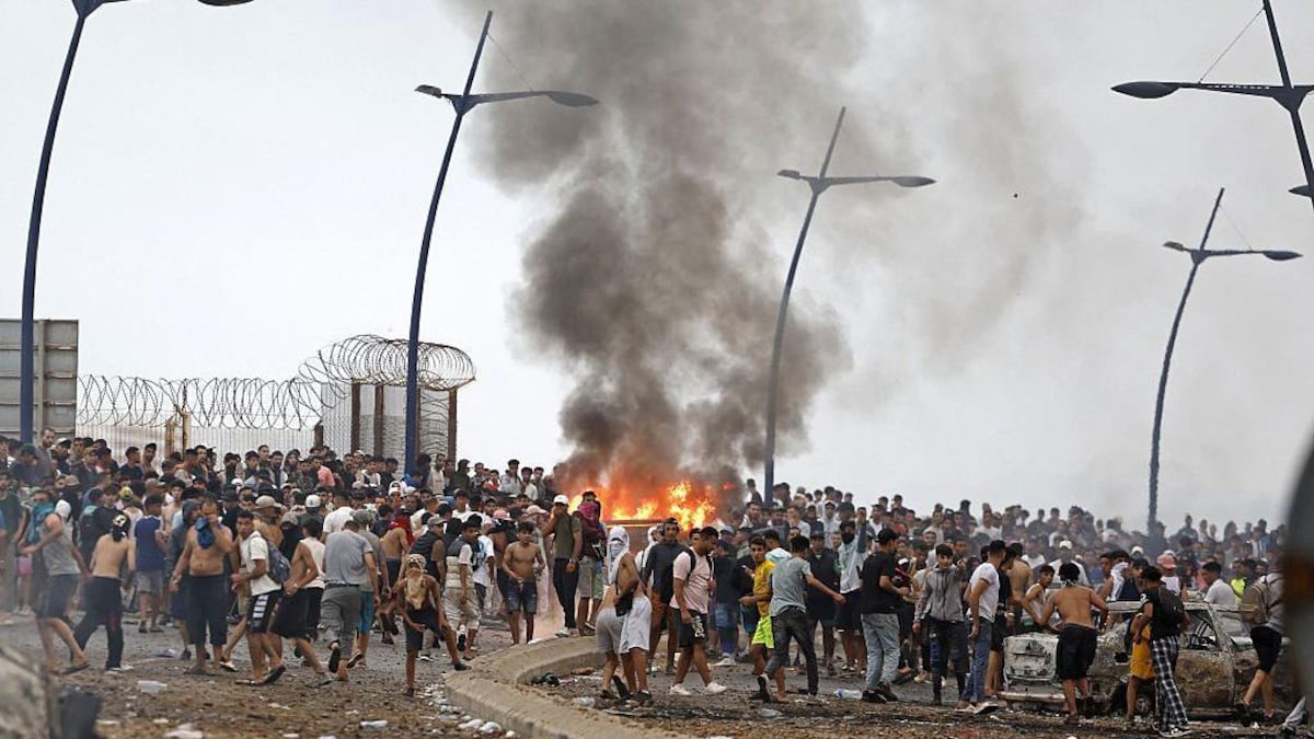 Entrada masiva de migrantes desborda Ceuta y obliga a desplegar al Ejército