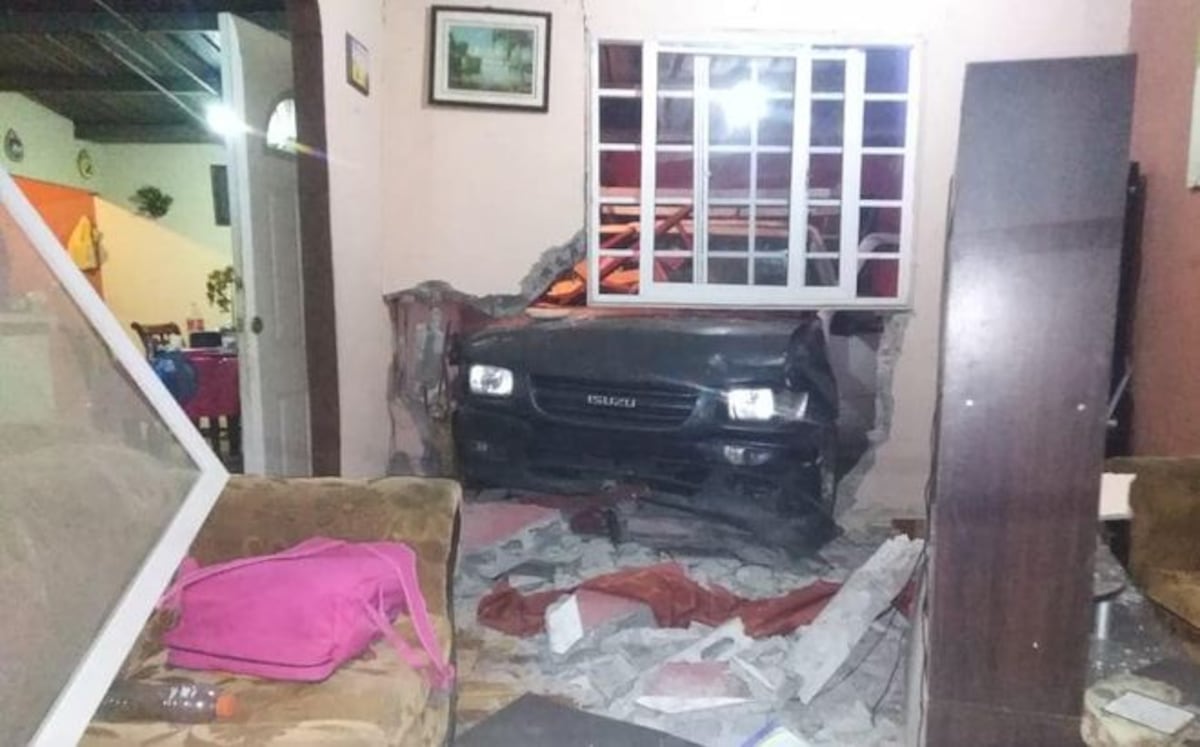 Auto queda dentro de la sala de una casa. Una menor herida