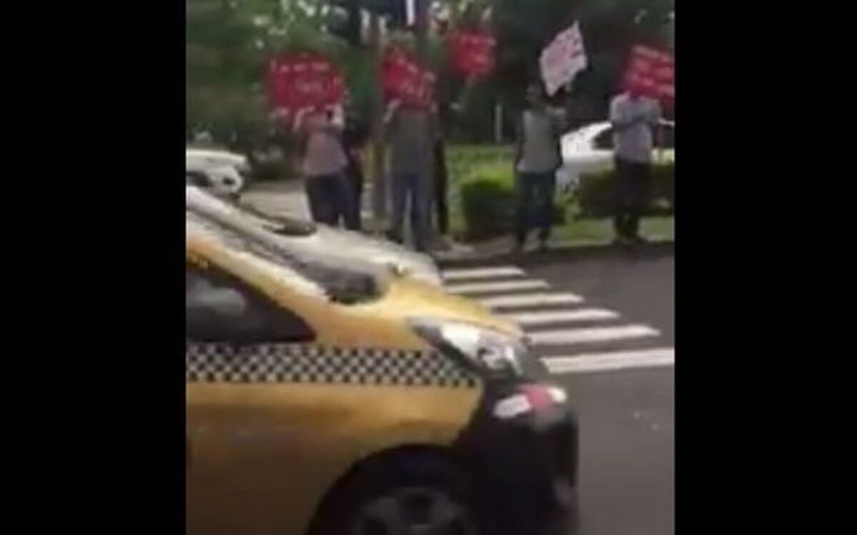 PROTESTAN EN CINTA COSTERA. (VIDEO)Quieren un día del padre fijo y que sea libre
