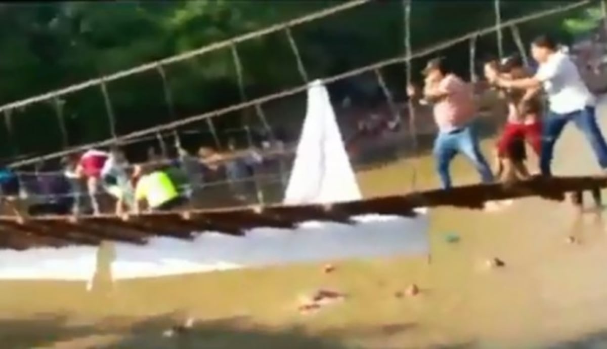 Video. Colapso de puente peatonal deja 8 heridos