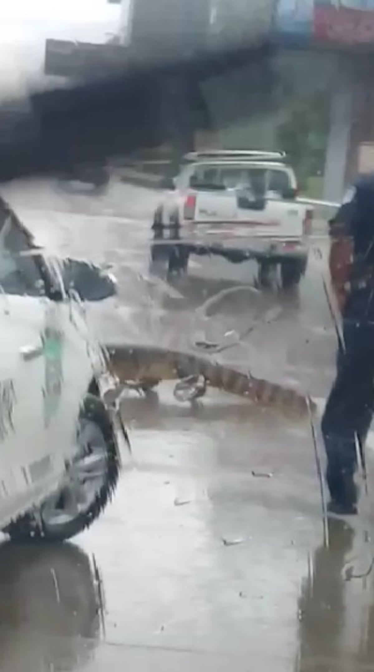 Impactante. Lo atropellan cuando intentaba cruzar el Corredor Sur y se viraliza. Video