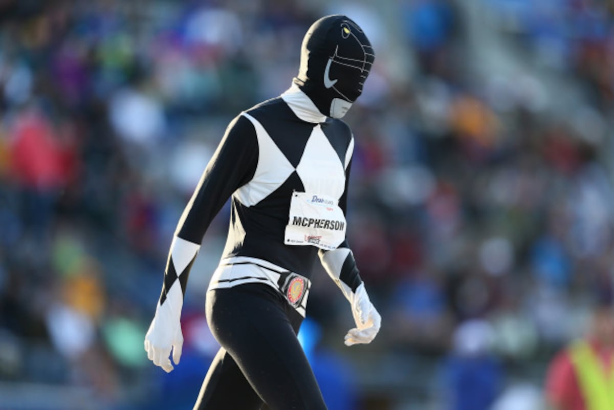 Saltadora olímpica se viste de Power Ranger, compite y queda de segundo lugar