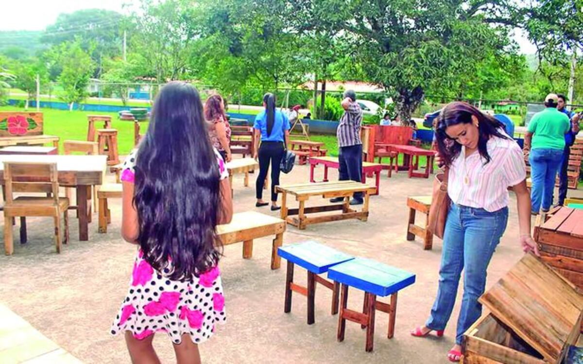 Mujeres talentosas: aprenden a confeccionar muebles con palets