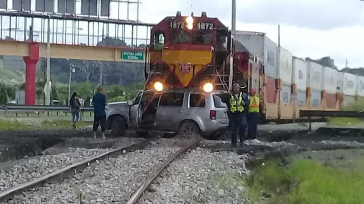 Se jugó la vida. Tren choca contra una camioneta en Cuatro Altos de Colón|Video