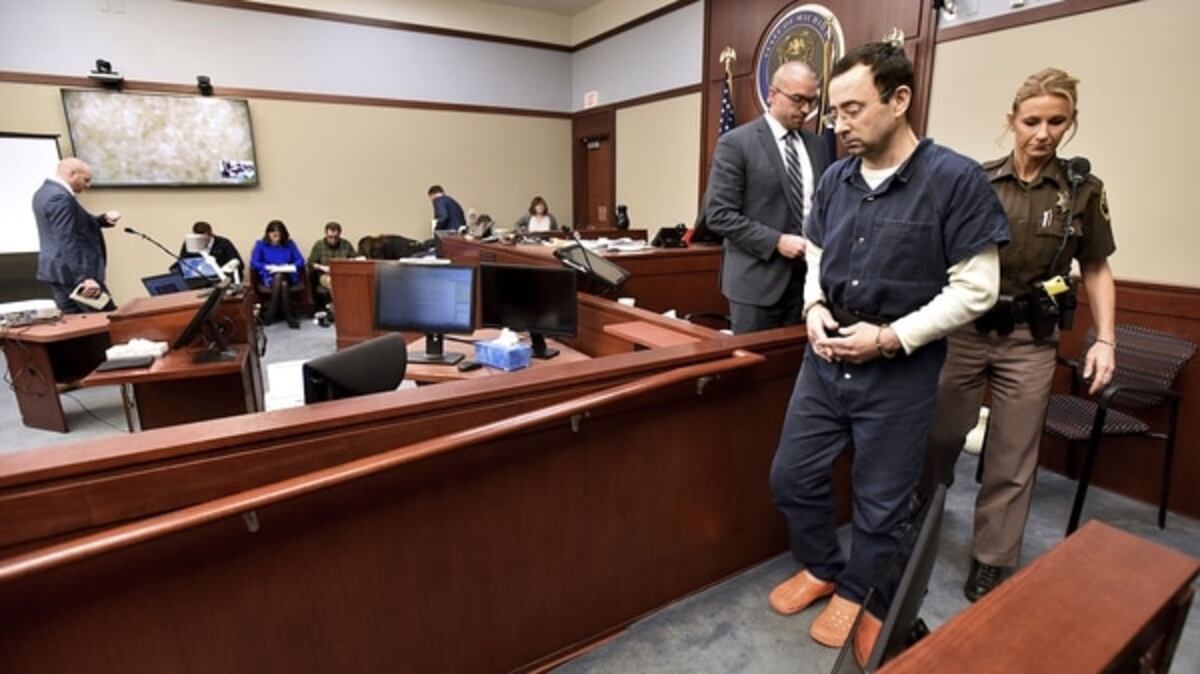 Desgarrador cara a cara entre las gimnastas de EEUU abusadas y el médico 