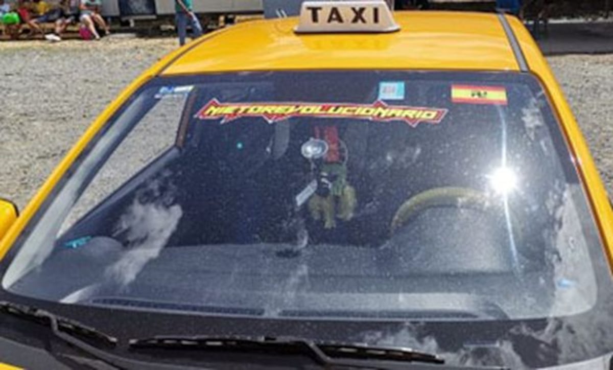 Multan a taxista por llevar la bandera de la Revolución Guna de 1925