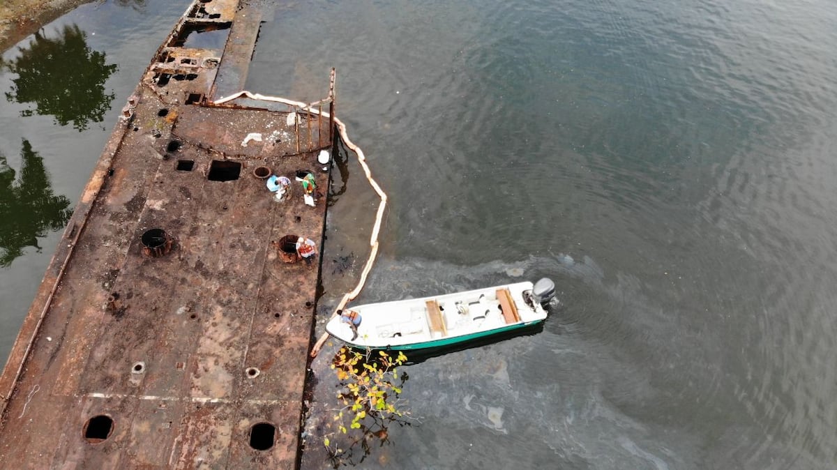 Combustible salía de un barco en desuso en Almirante