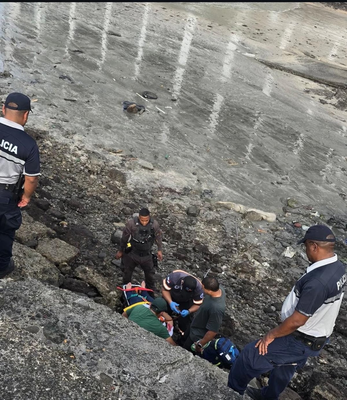 ¡Por una selfie casi no la cuenta! Mujer cae en rompeolas de Paitilla