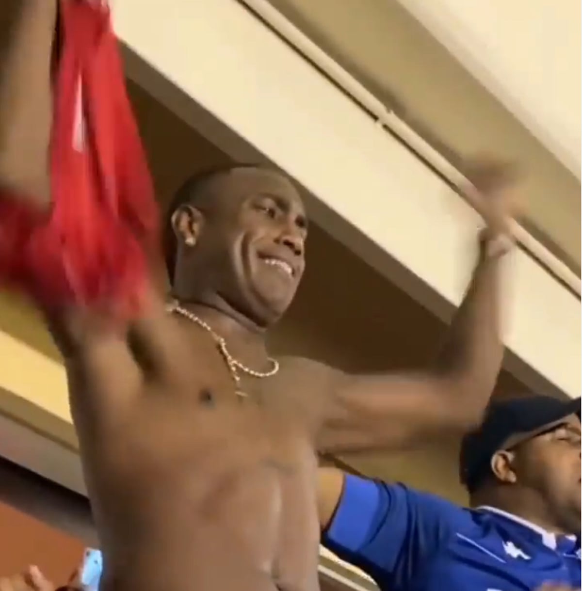 Como un hincha más. Así celebró Matador Tejada el gol del Toro Blackburn en el Rommel. Video