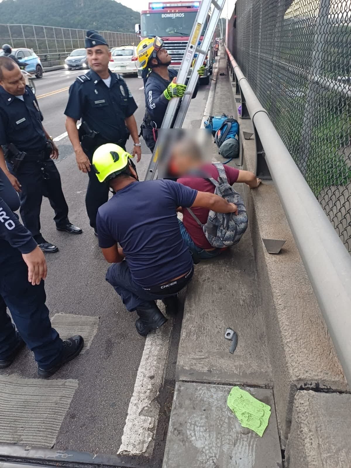 Un acto de empatía con fe: Rescate conmovedor a hombre en crisis en el Puente de las Américas