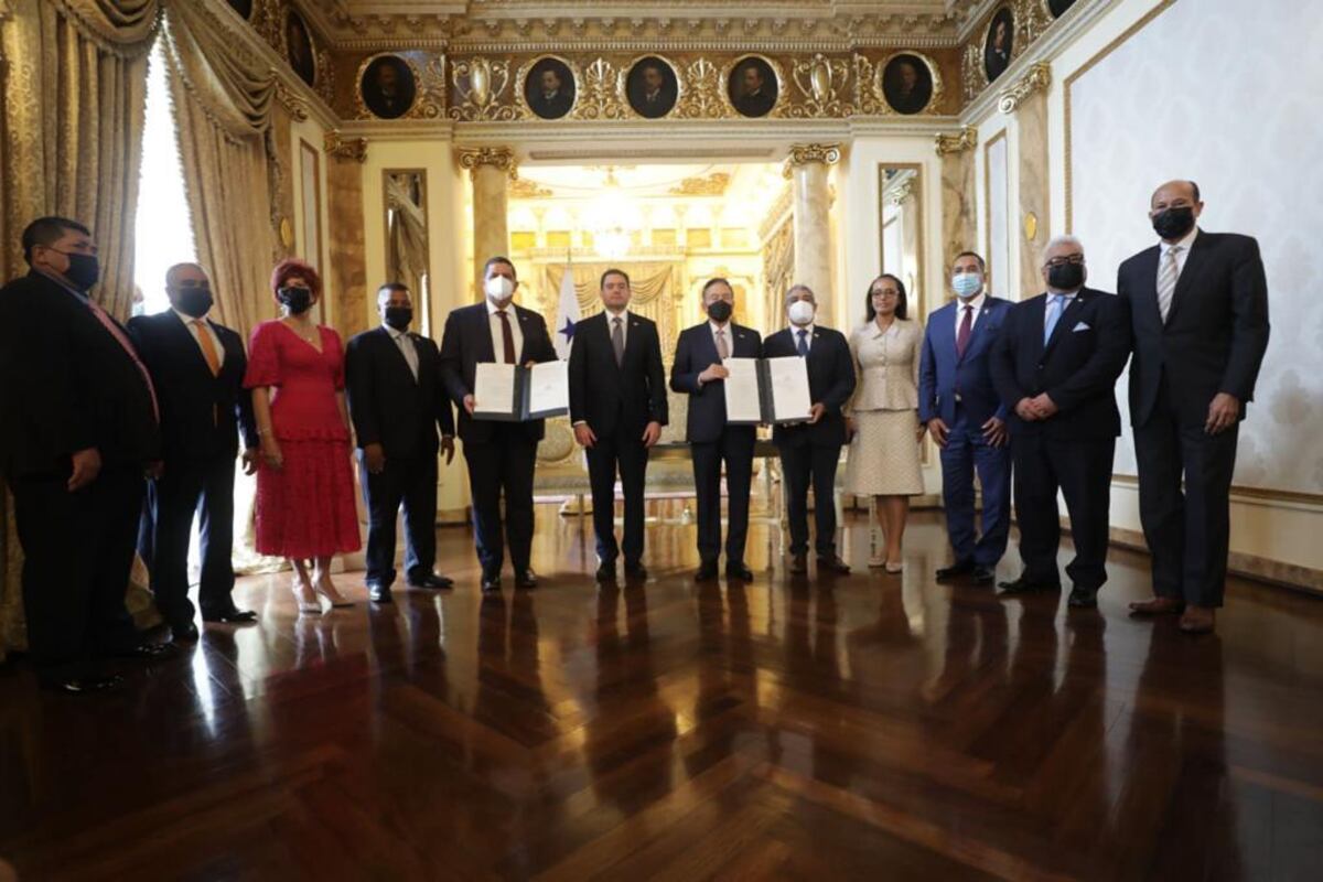 Cortizo firma decretos ejecutivos que reglamentan la Ley del uso del cannabis medicinal