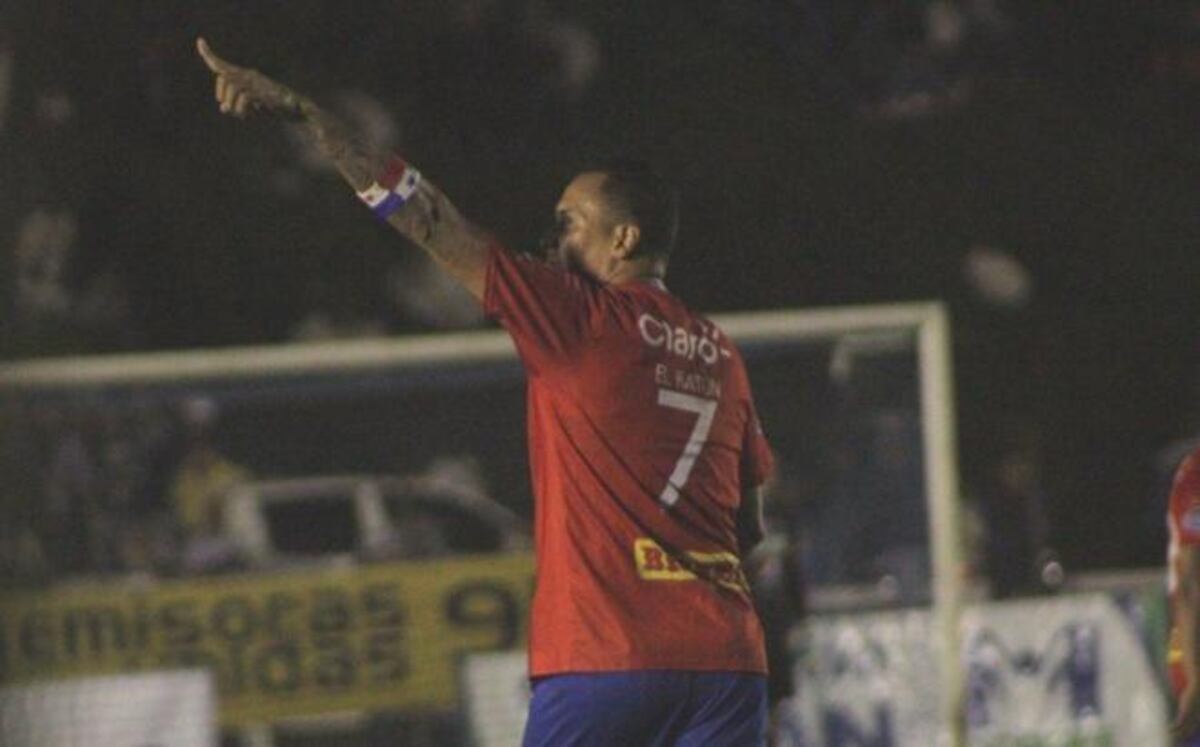  ¡SE FORMÓ! Amenazan a Blas Pérez con quebrarlo antes del mundial