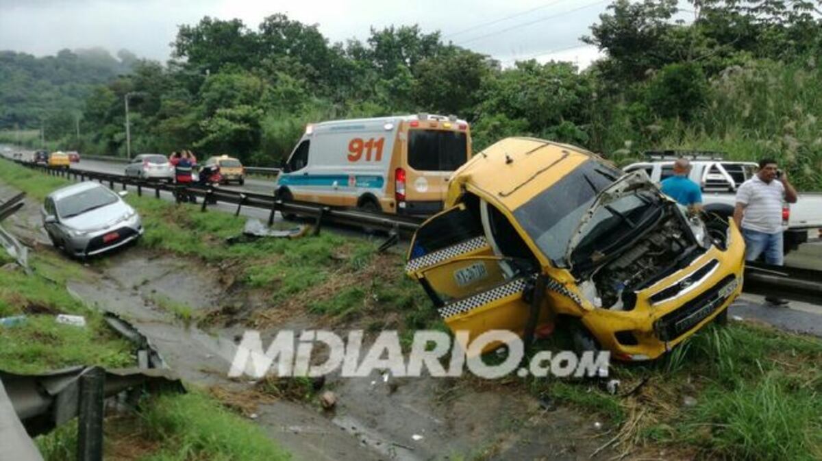 LO ÚLTIMO| Taxista choca  y queda arriba de una baranda en Vía Centenario|VIDEO