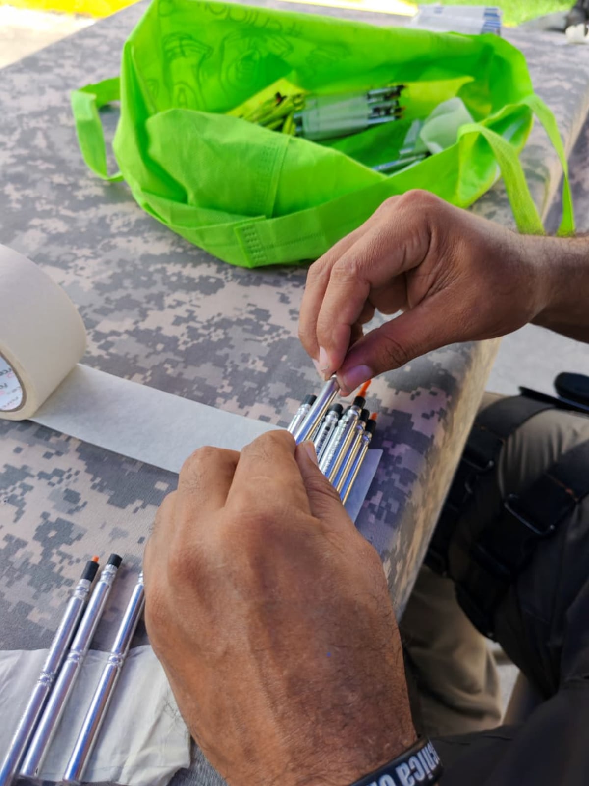 ¡Hasta granadas! Esto fue lo que entregaron a cambio de comida y medicamentos en San Miguelito