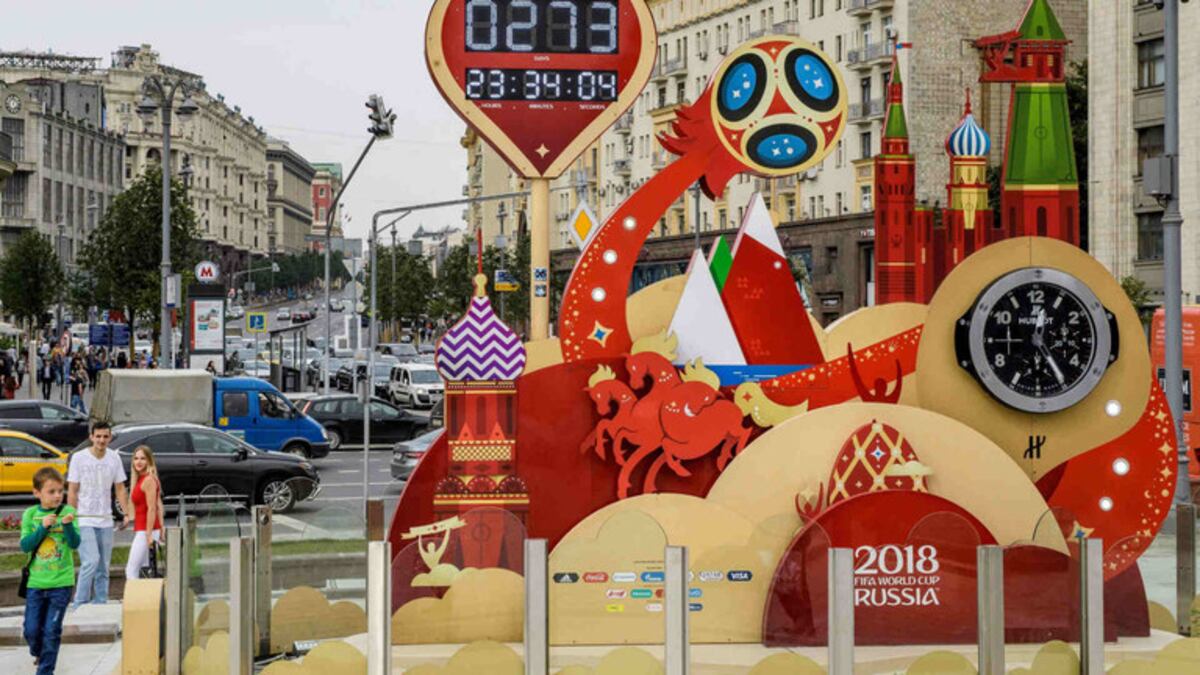 Rusia, tan enorme como enigmática, se abre a la pasión del fútbol