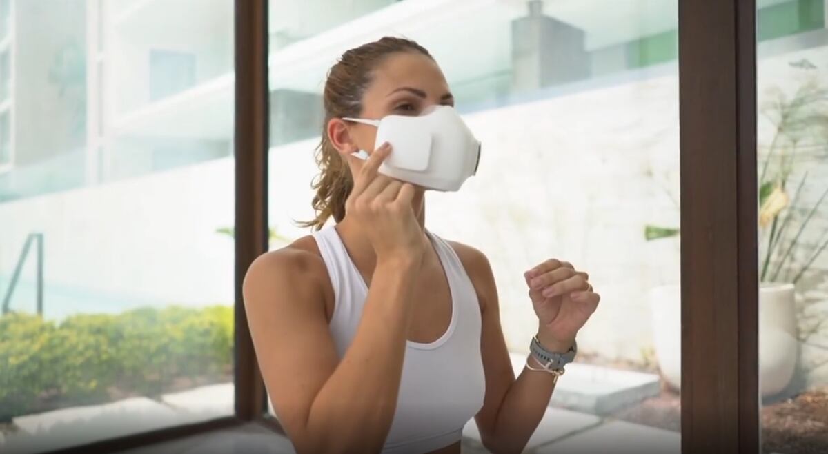 Mascarilla electrónica e inteligente que protege de covid llegó a Panamá. Carolina Dementiev es de las primeras en usarla