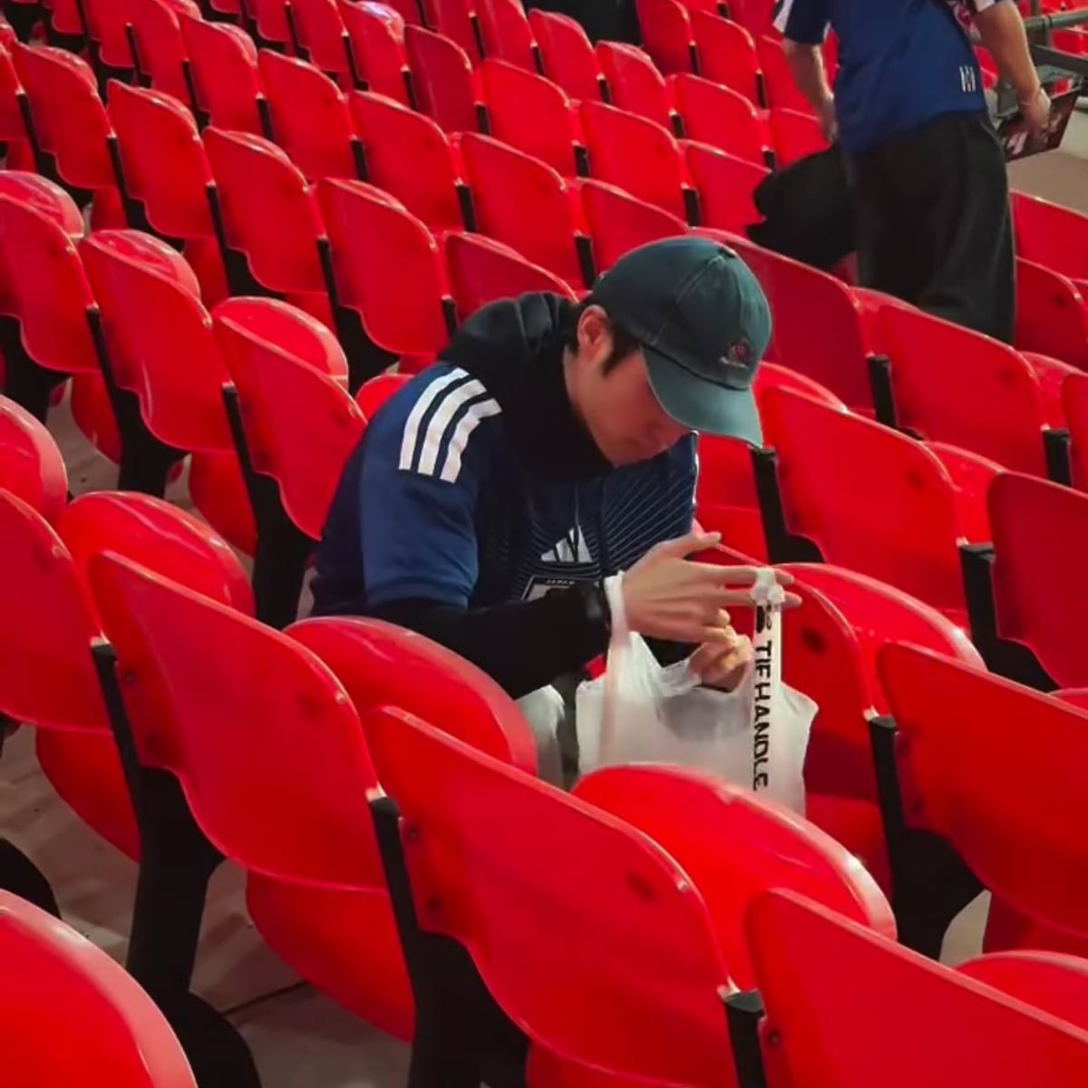 Fans japoneses limpian Wembley tras victoria y sorprenden al mundo