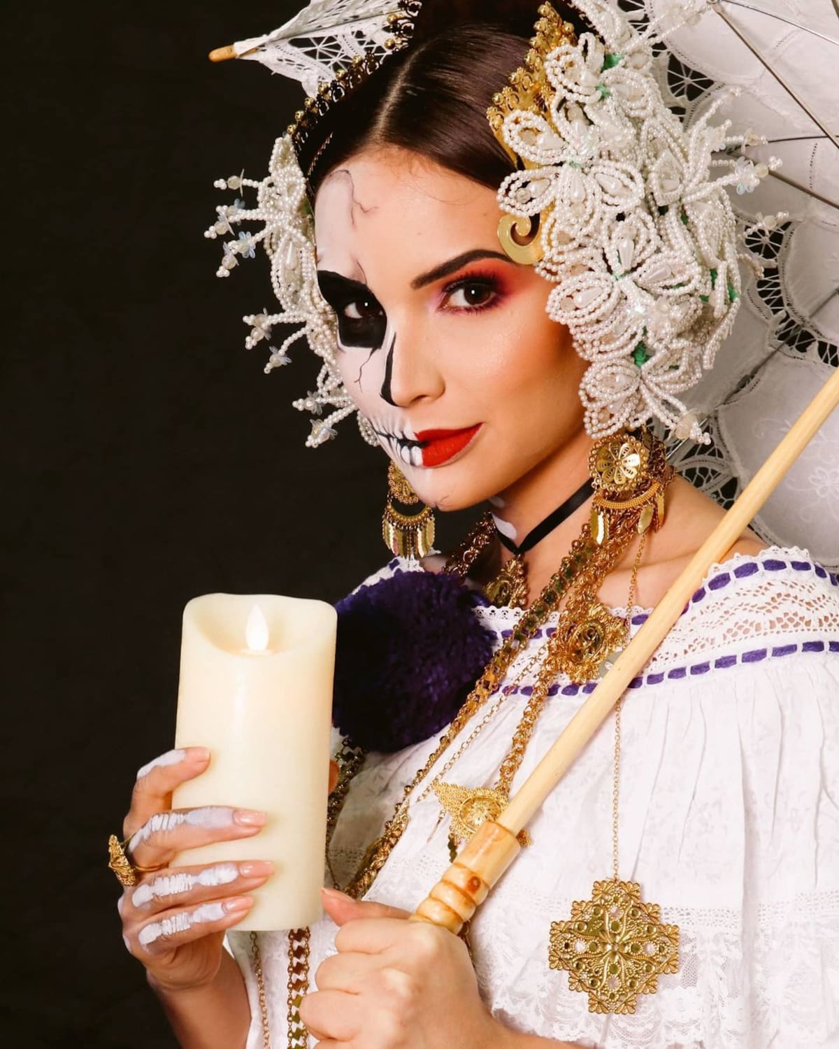 La exmiss Sheldry Sáez hace tributo al cuento de terror ‘la mujer empollerada’ y le caen las críticas. Folclorista la defiende