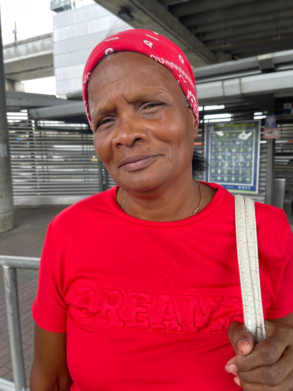 ‘Si tengo para las medicinas, no tengo para la comida’: el alza de la gasolina preocupa en las calles