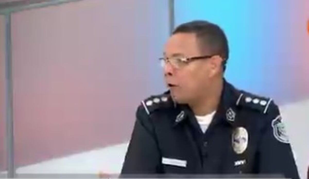 La Policía exige a las mujeres cómo deben ir vestidas al Carnaval. Juan Diego reacciona y se embellaca