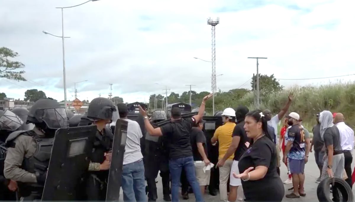 Residentes de La Reyna exigen agua y chocan con la Policía en Vacamonte