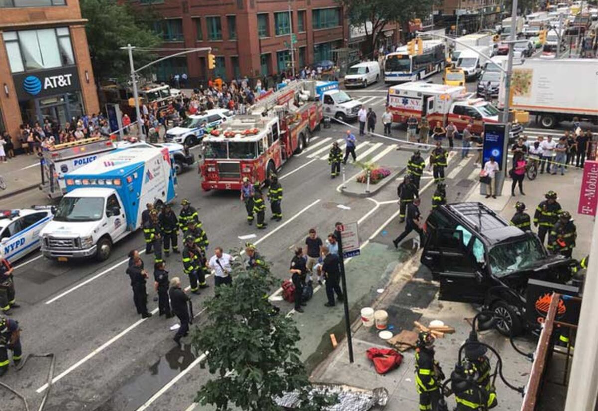Extraño choque de auto contra tiendas en Nueva York deja 4 heridos