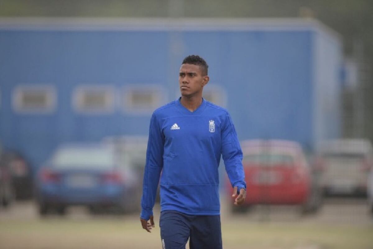 El equipo español Real Oviedo presenta al panameño Yoel Bárcenas como su fichaje