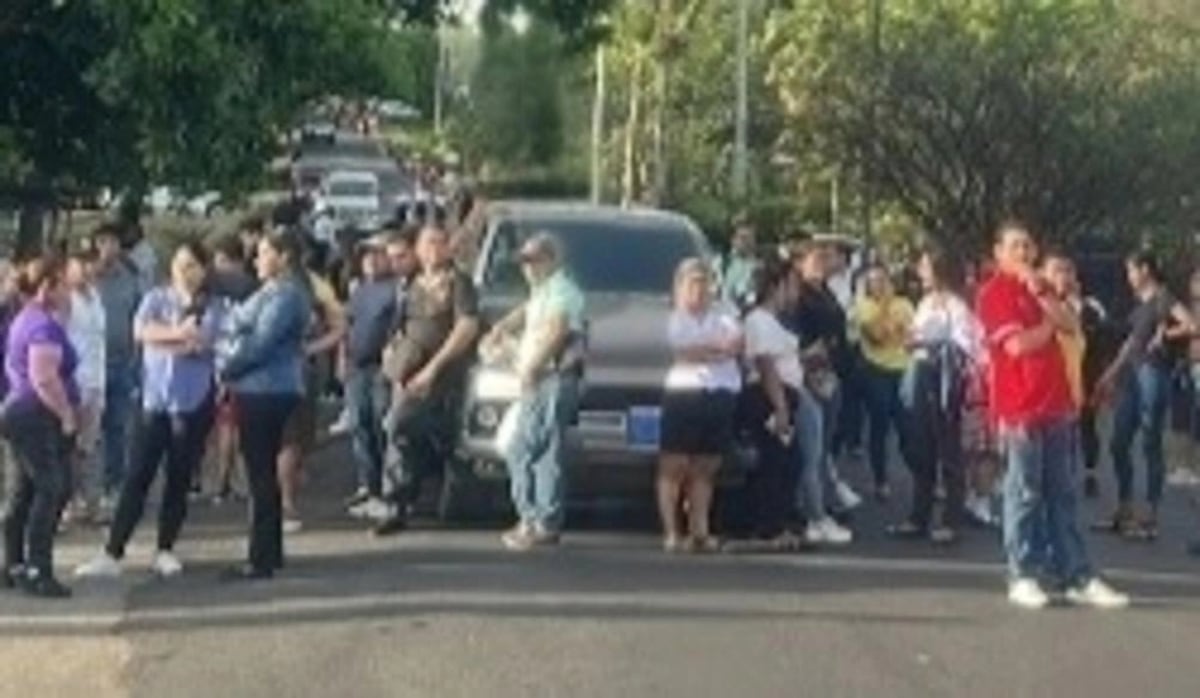 Agua en Santiago colapsa y vecinos cierran la vía