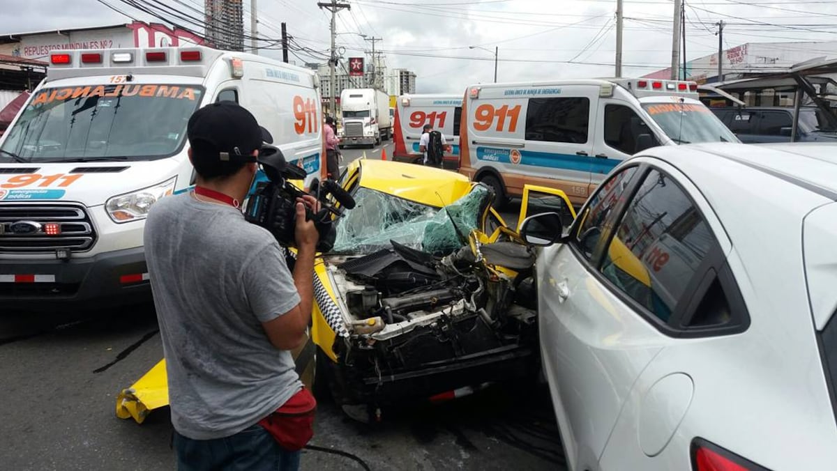 ¡QUÉ CHICHARRÓN! Taxi queda achurrado en triple colisión