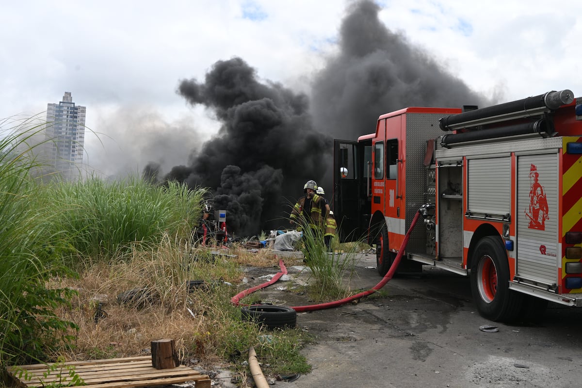 Incendio en vertedero ilegal de llantas en Pueblo Nuevo sacude a la capital