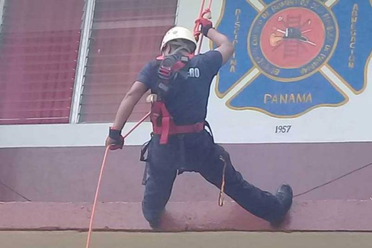 Quedaron colgando de un andamio