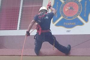 Quedaron colgando de un andamio