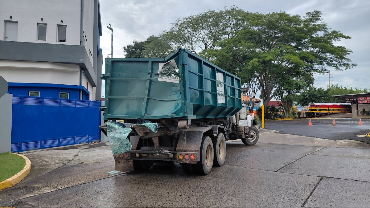 Fuerte choque entre Metrobús y camión deja a operador atrapado en Ancón