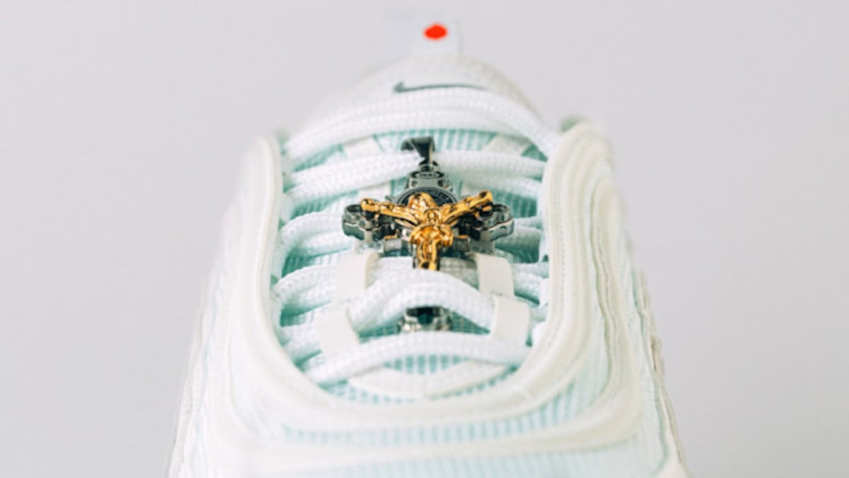 Agotadas las ‘zapatillas de Jesús’ que costaban 3 mil dólares y traían agua bendita