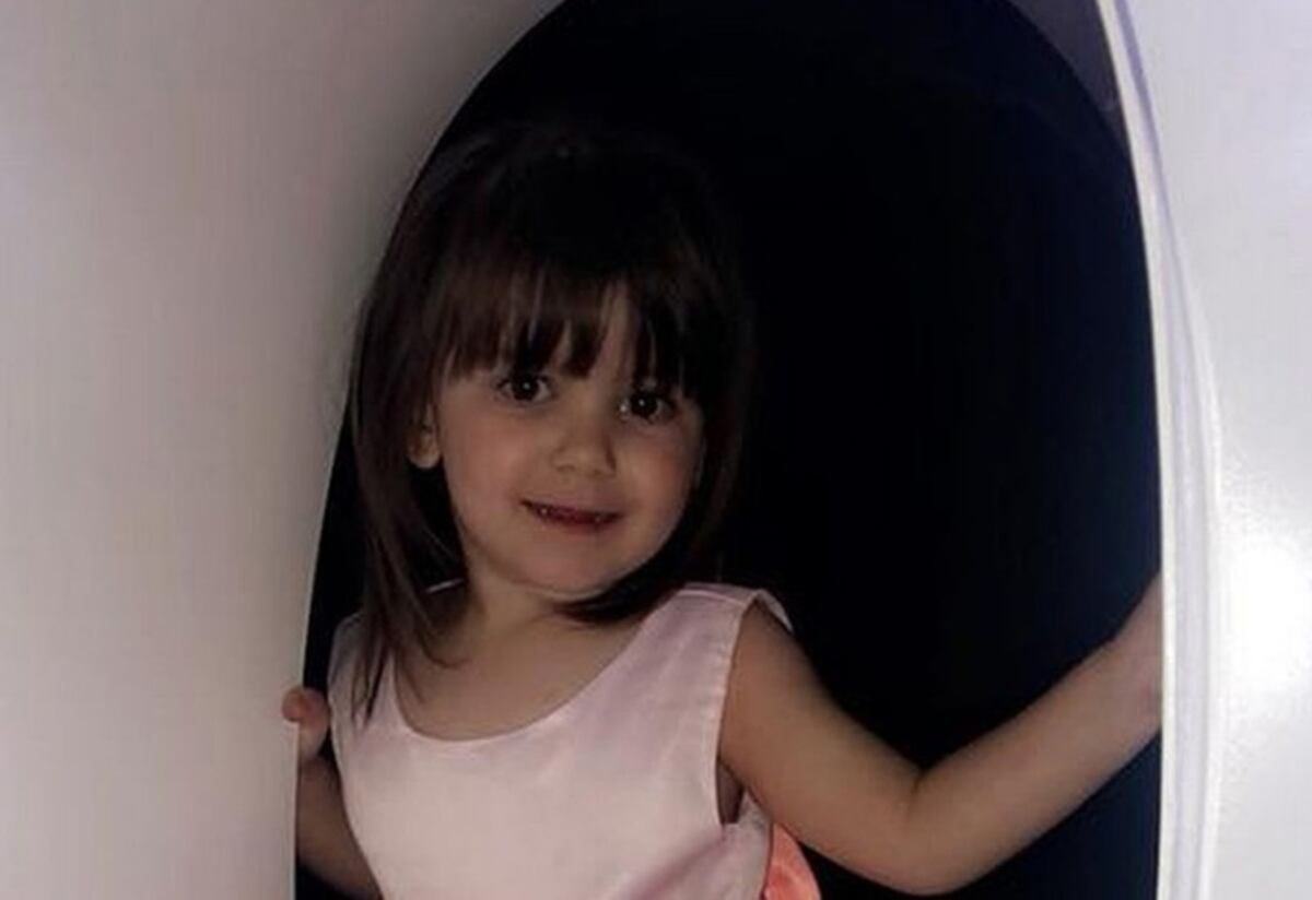 Niña muere de un infarto al ser expulsada en una playa por un castillo inflable