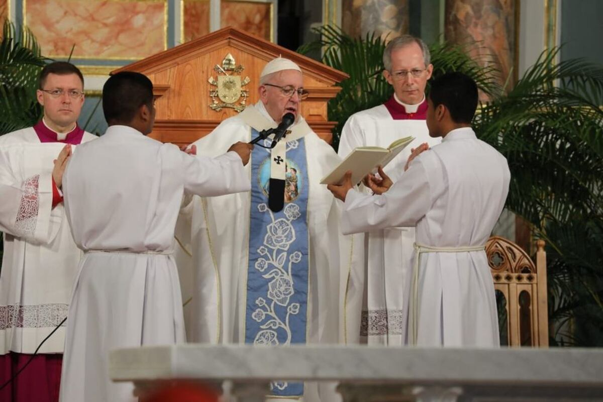 Ebanista está 'orgulloso' porque el papa Francisco estreno su obra