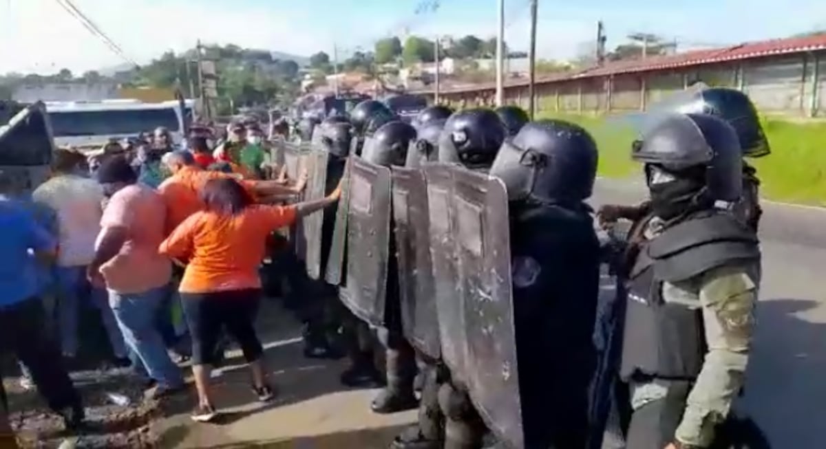 Se formó. ‘No queremos Metro Bus’. Conductores del Oeste y antimotines se enfrentan. Video