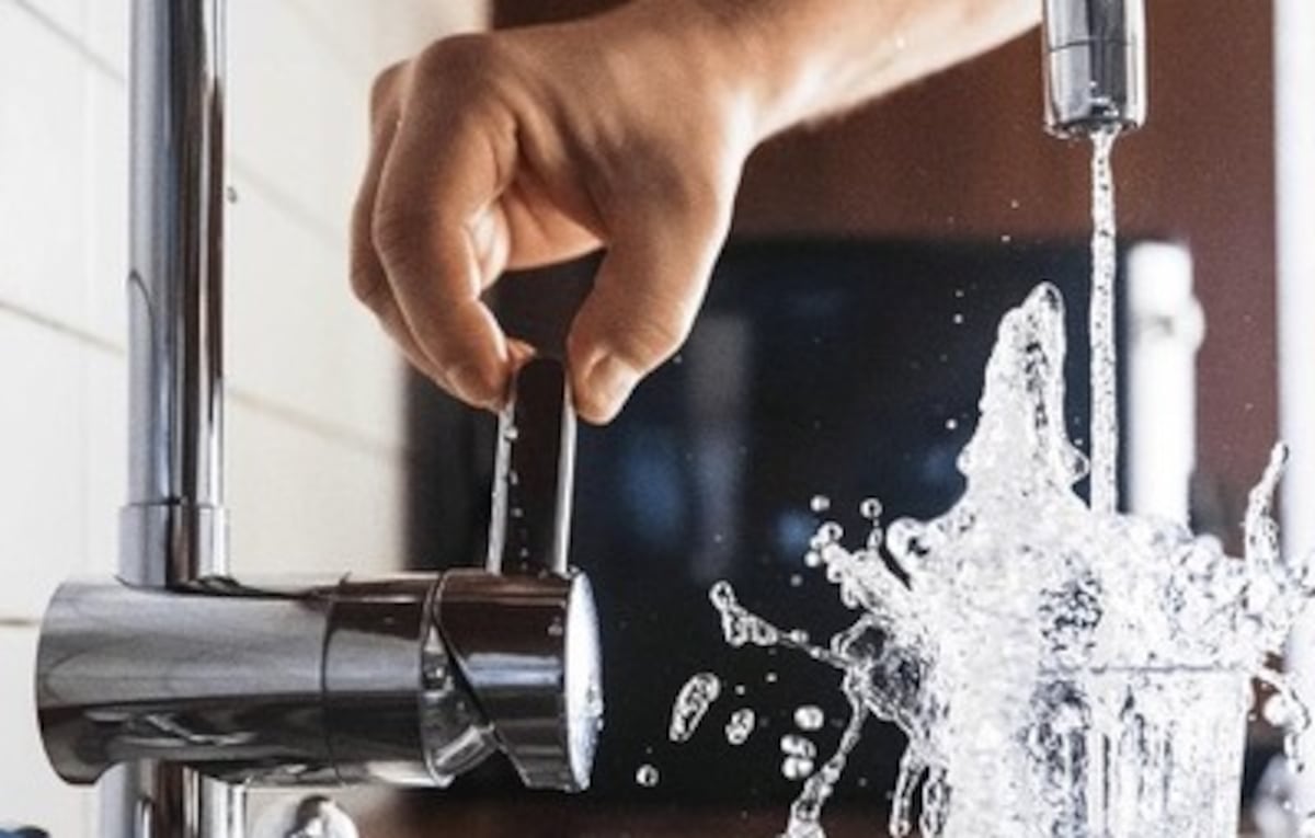 Descubre cuánta agua necesitas al día y sorpréndete con los beneficios ocultos